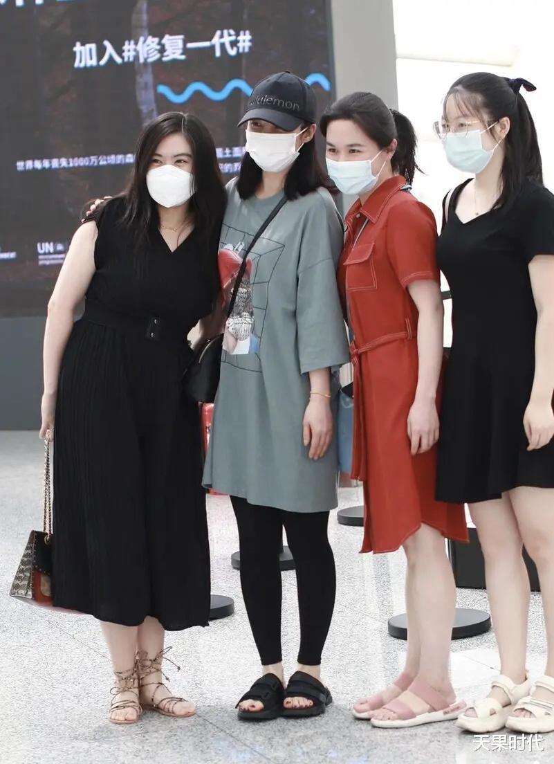 穿衣搭配|蒋勤勤真没明星架子，“孕妇”式打扮亮相机场，脚踩拖鞋超接地气