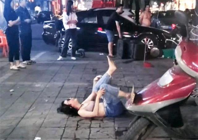 小张所见所闻 广东一美女躺在地上又哭又闹,表情很痛苦,看着让人心疼