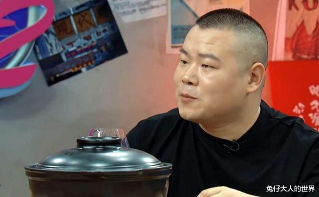 岳云鹏|德云社众演员贴秋膘，而岳云鹏却在啃大饼，网友：岳哥混的有点惨