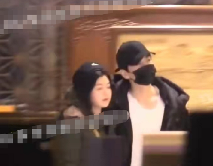 陈妍希|陈妍希一家三口罕同框！与陈晓依偎场面甜，儿子眉眼与爸似复制