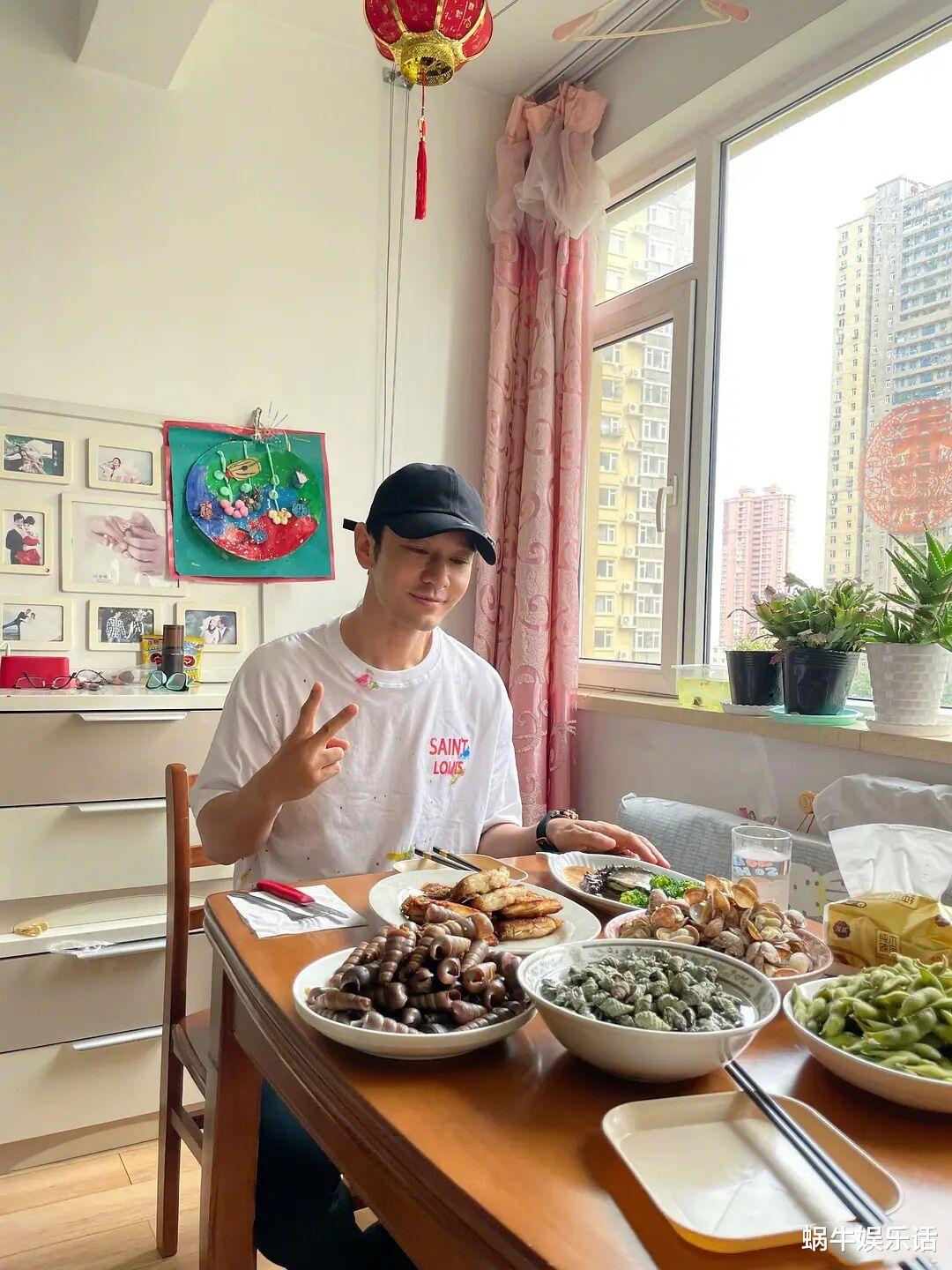 黄晓明|黄晓明发文晒姥姥家内景引热议,家中细节意外揭露他和杨颖的状态