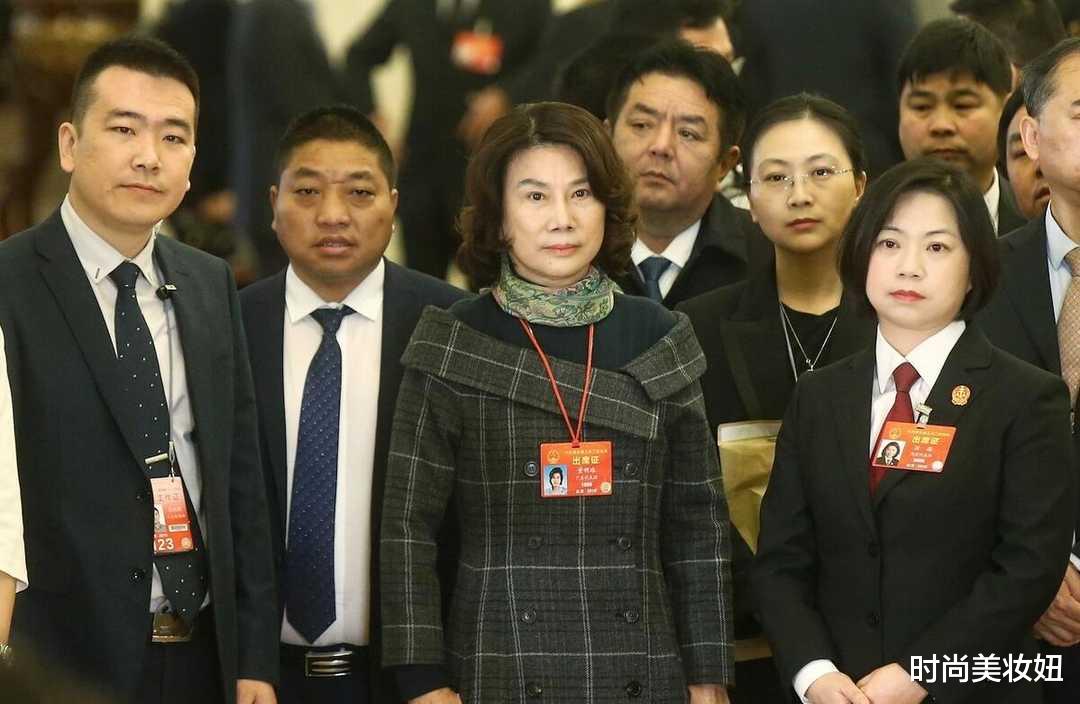 乳腺癌|董明珠不愧是见过世面，穿露肩裙配高领打底，端庄又高级洋气