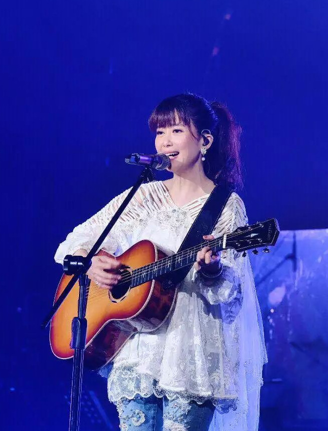 潮帮先生|52岁孟庭苇不肯服老,穿短裙配厚刘海还在扮少女,身材确实是不错
