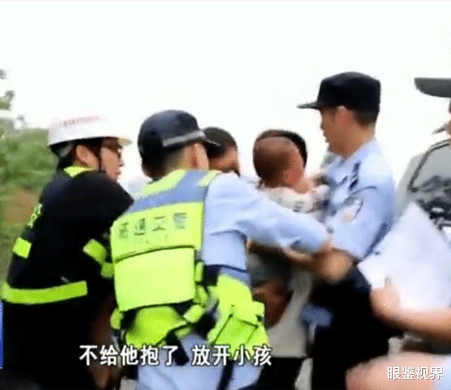 眼鉴视界 广西一男子高速上多次欲将孩子扔进车流，被抓后称：喝完酒发酒疯