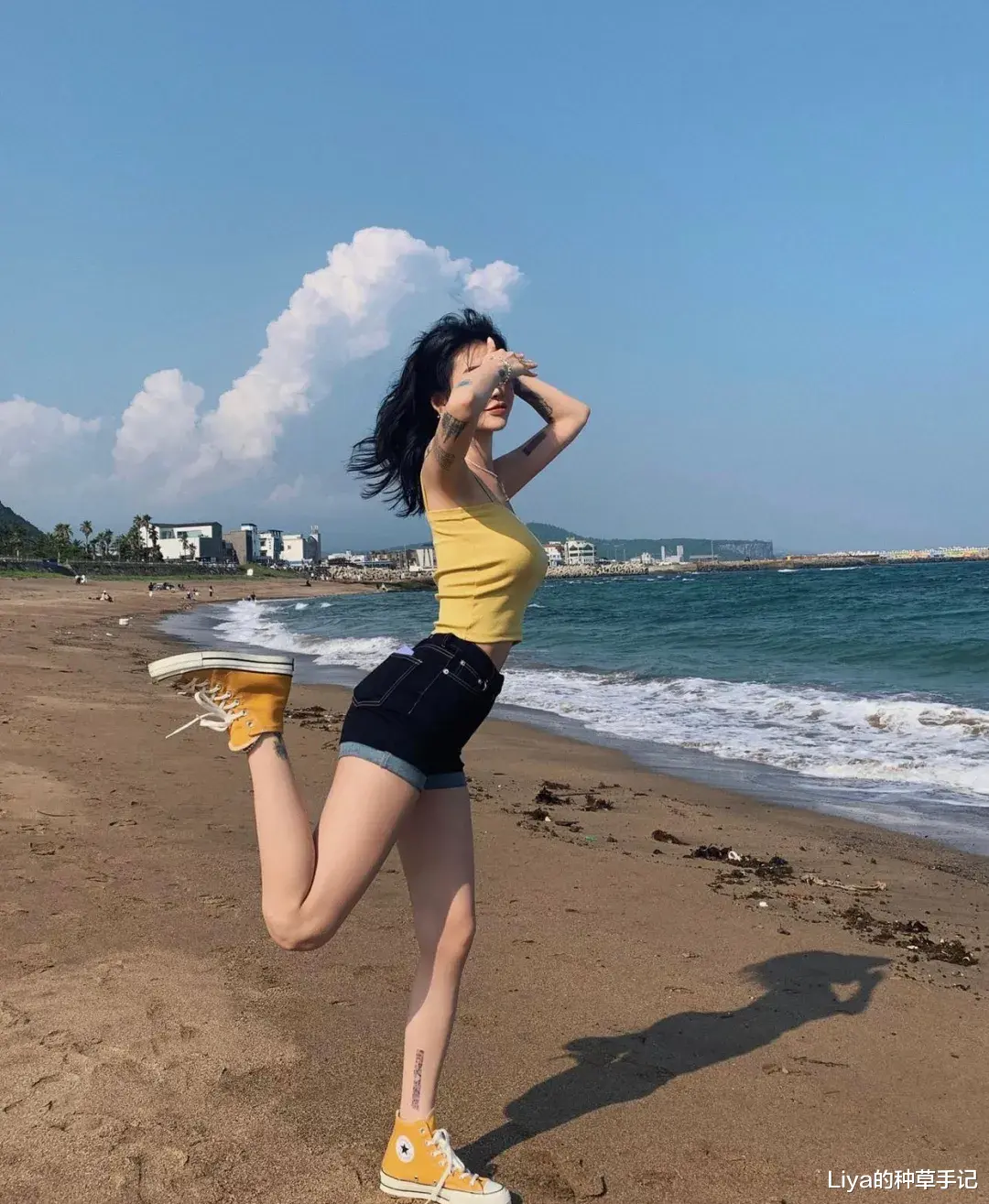 Liya的种草手记|别再穿高跟鞋了,“九分裤 + 运动鞋 ”正流行!