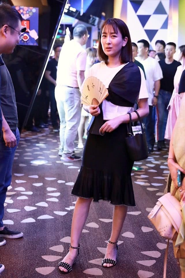 |马苏在街头吃路边摊被拍，素颜秃眉还发福，不化妆真没路人漂亮！