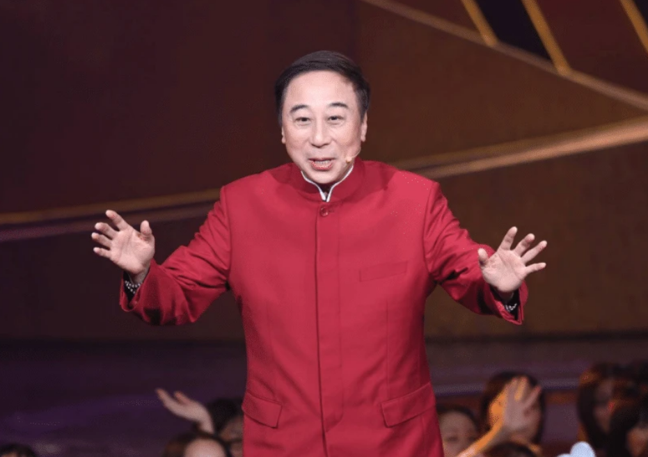 冯巩|冯巩给哥哥庆生，兄弟五官一模一样，室内家具曝光价值连城不愧是名门望族