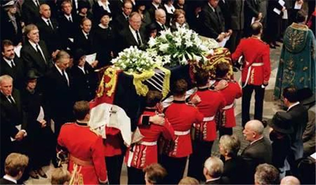 戴安娜葬禮上：16歲的威廉王子雙眼流露出仇恨，英女王面帶微笑-圖5