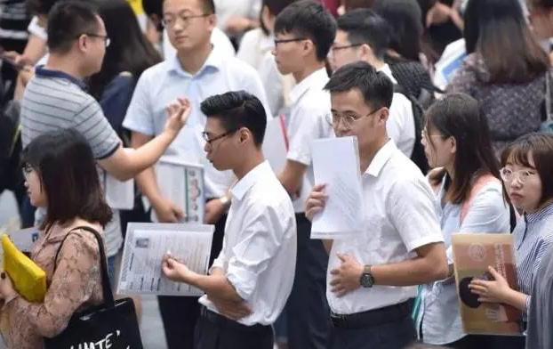 硕士研究生|211大学硕士毕业求职被嫌弃，学历贬值背后，是可怕的“现实”