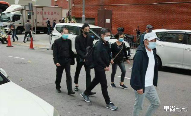 吴孟达|吴孟达丧礼现场，17岁儿子扎小辫眼神忧郁，妻子一头红发太惹眼