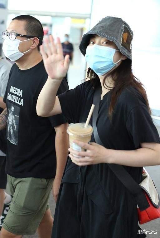 梅婷|梅婷获老公接机超甜，眼圈黑得像画眼影皱纹明显，46岁素颜太真实