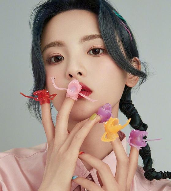 杨天真|怕虫的杨超越还做“蜥蜴美甲”？远看很害怕，近看又好像没做一样