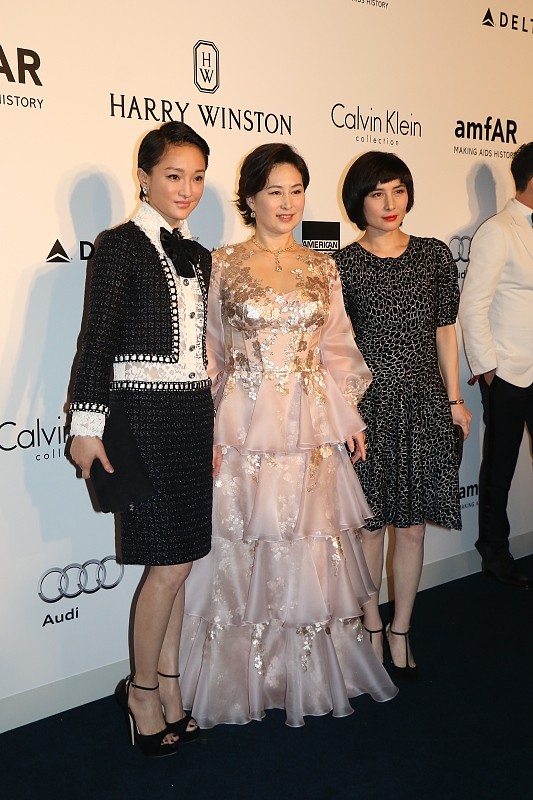 BiuVogue|杨紫琼的气场有多强？就算和富豪何超琼穿的像，气场也不输