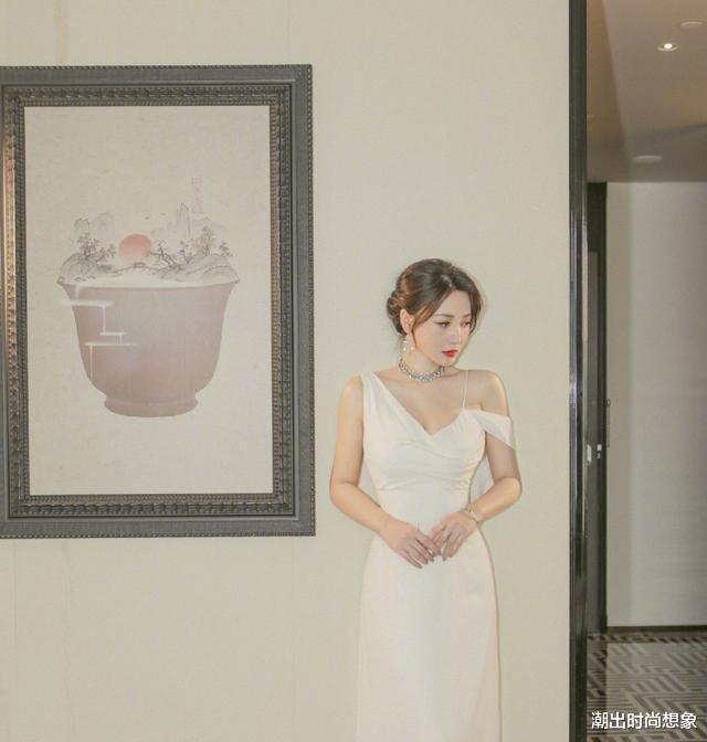 柳岩|柳岩穿衣大胆身材和颜值永远在线，四十岁依旧魅力四射