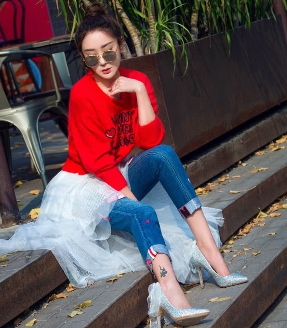 美人哒 严宽娇妻真会往嫩了捯饬,薄纱裙下搭粉兔裤,36岁比16岁还招摇