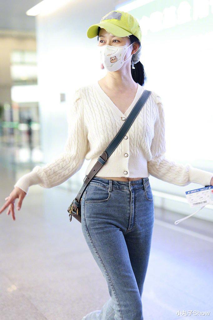 倪虹洁|“祝无双”倪虹洁走机场，冬日大胆穿露脐装，苗条身材不输小姑娘