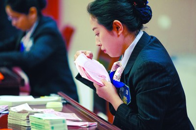 银行|这个铁饭碗工作不再吃香？大学毕业生拼命考进，工作第一周就后悔