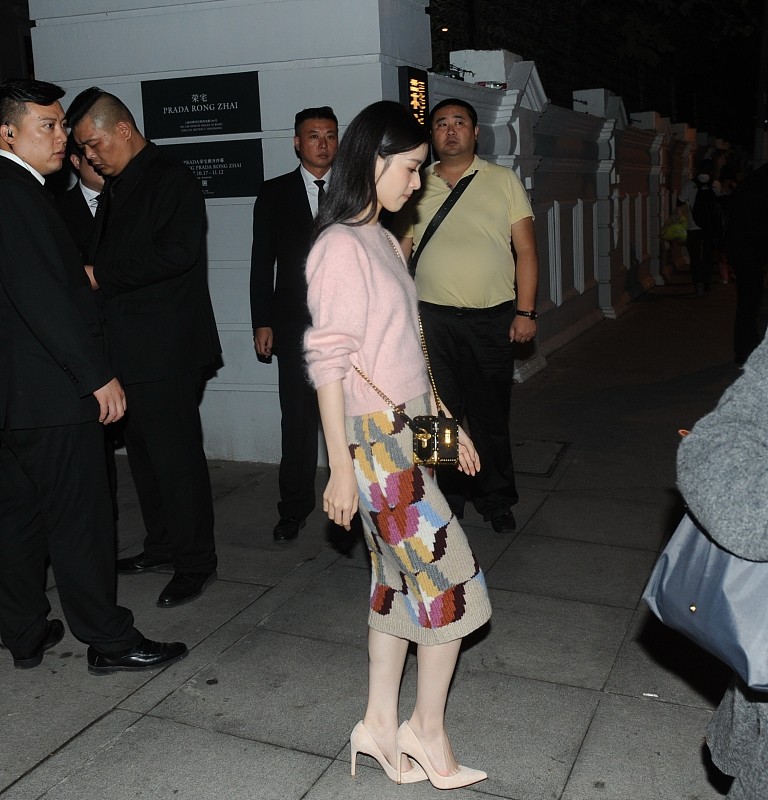 BiuVogue 章泽天穿上了包臀裙之后，看着太高级了，不愧是“奶茶妹妹”