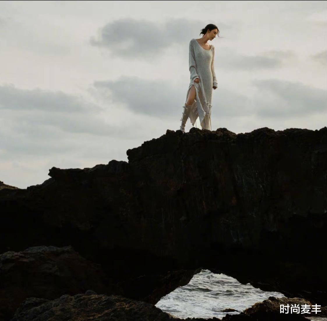 时尚麦丰|张俪海边写真大片，一件白色渔网连衣裙配长靴，性感又时尚