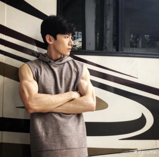 白敬亭|白敬亭晒出健身照,照片中肌肉线条明显,坚持运动的人果然有魅力