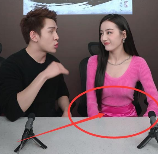 迪丽热巴|迪丽热巴直播时频繁遮肚子，当她把手拿开那一刻，是我眼花了？