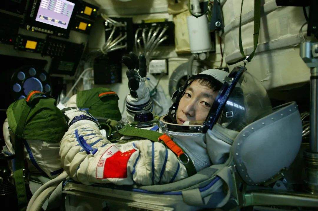 杨利伟上太空为什么要带枪?苏联的惨痛教训,全世界皆引以为戒