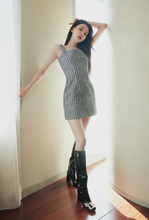 大时尚大观点|孙怡哪像生过娃？穿漆皮长靴腿瘦似竹竿，李沁都做不到