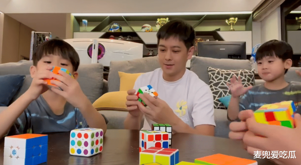 小小志|林志颖与儿子玩魔方，意外暴露kimi真实颜值，原来他真的长残了？