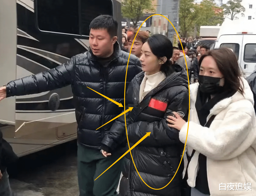 赵丽颖|赵丽颖又一新剧杀青，真人现身被路人围观，原镜头下的五官好显然