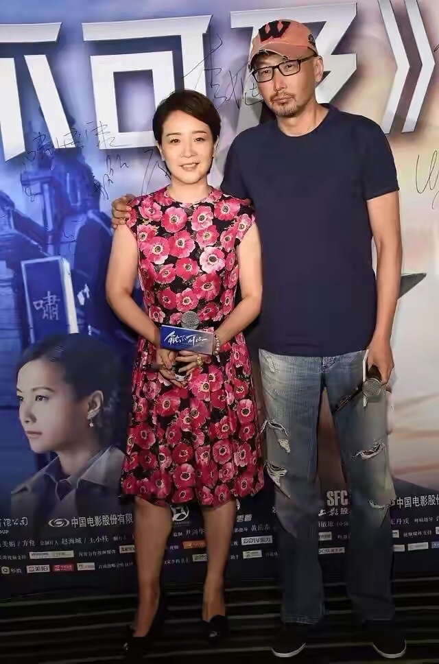 闲鱼有话说|女人过了50别太瘦，像陈小艺这样有点肉更迷人，穿真丝裙好显富态