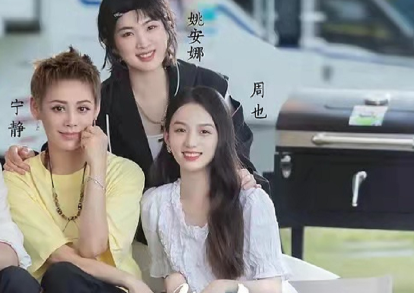 时尚风行派|周也公开叫板杨幂真大胆！同款金发造型更显青春，气场却略逊一筹