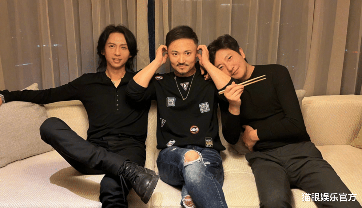 郭京飞|郭京飞与好兄弟聚会，贴在好友身上好娇羞，张淇20多年长相没变化