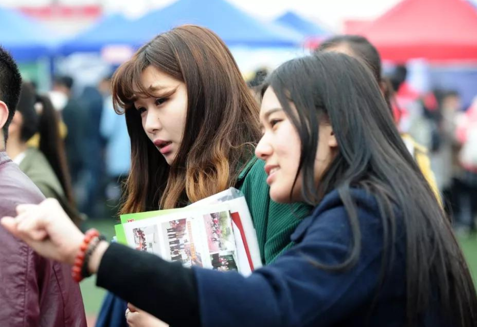 hr|HR吐槽现在大学生太浮躁，频繁跳槽不负责任，或许真相并非如此