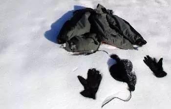 人失温死亡的全过程:从大脑兴奋到反常脱衣,最后带着微笑死去