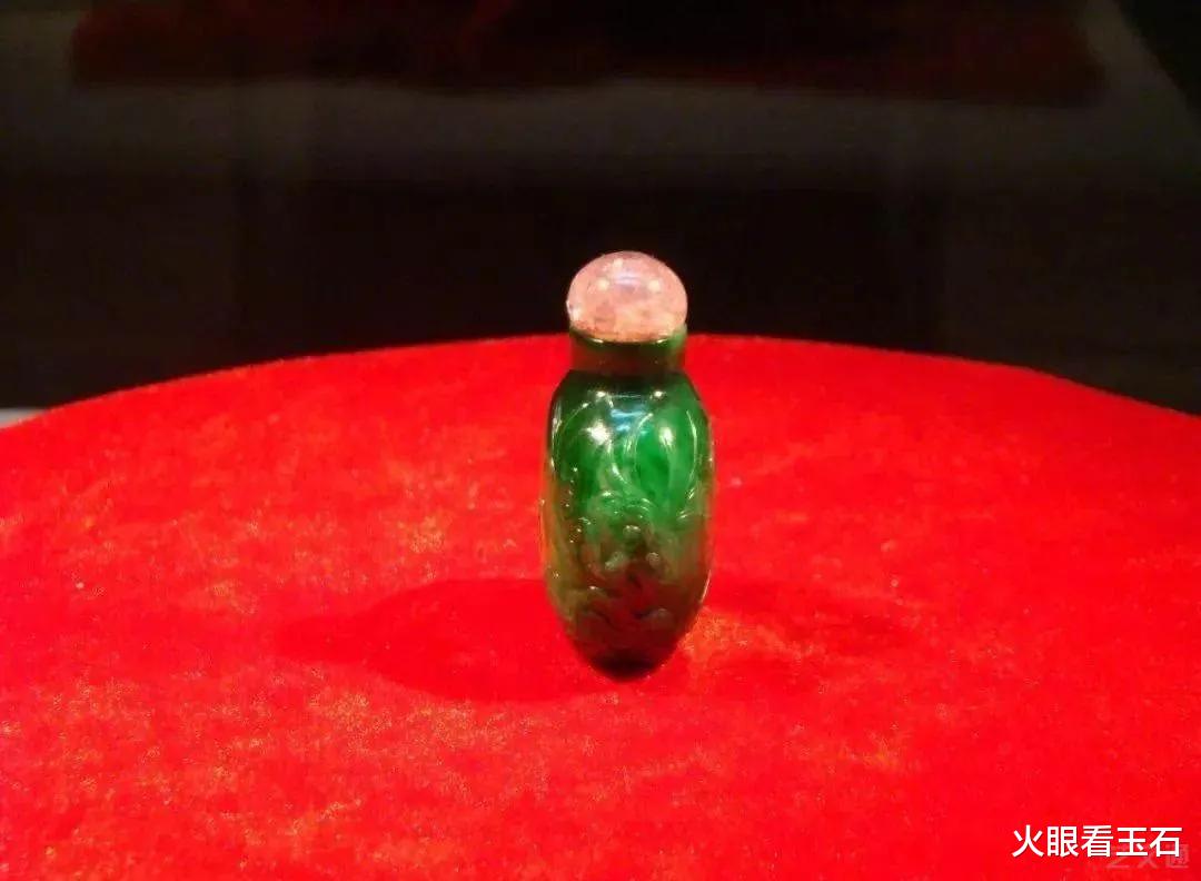 福耳|村民挖出价值6000万的翡翠鼻烟壶，差点换一台拖拉机