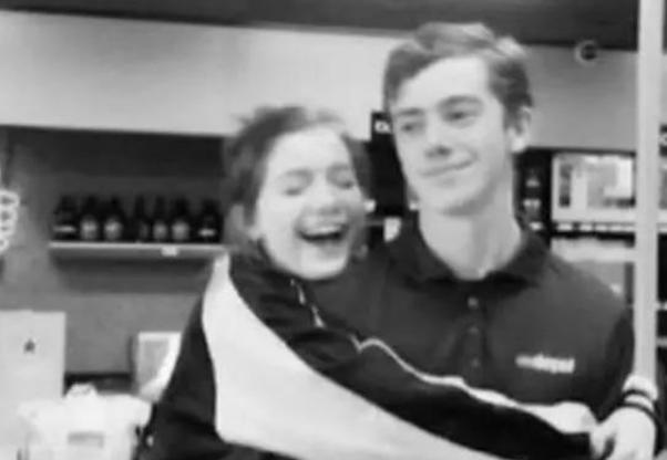 女孩|公认的全球最美女人，却被认为是电脑合成，看她素颜照后网友爱了