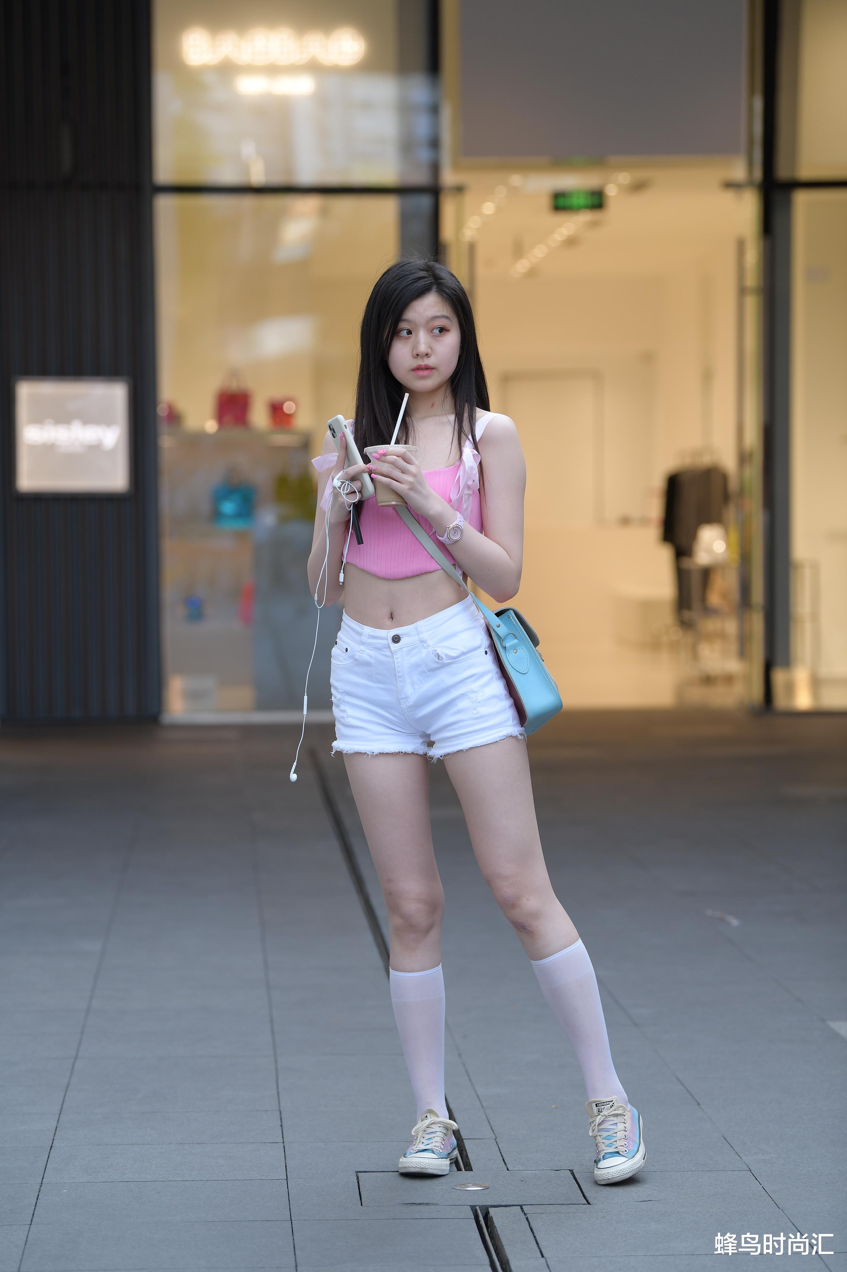 蜂鸟时尚汇|时尚少女勇敢秀出最美姿态,配出清纯效果,让她青春靓丽更迷人