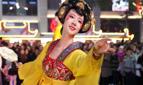网红不倒翁小姐姐是谁 冯佳晨爆红后为何结婚嫁人