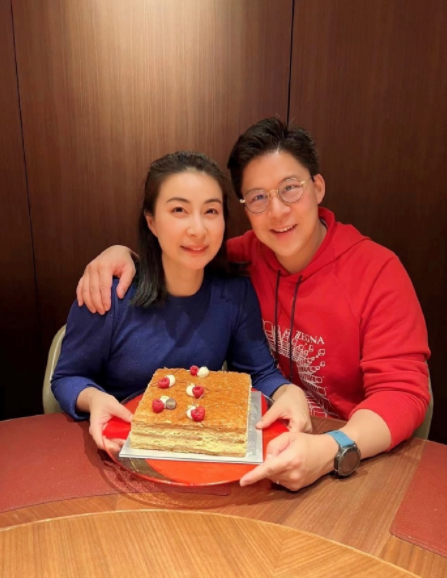 霍启刚|霍启刚陪家人过圣诞，被女儿搂脖子贴脸合影，父女笑出同款月牙眼