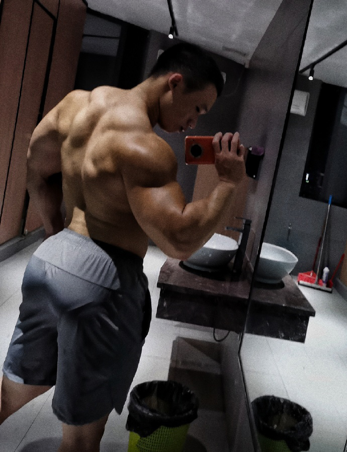 健身圈一哥|健身私教一身腱子肉,胸肌打造成巨无霸,翘臀堪比偶像苏炳添!