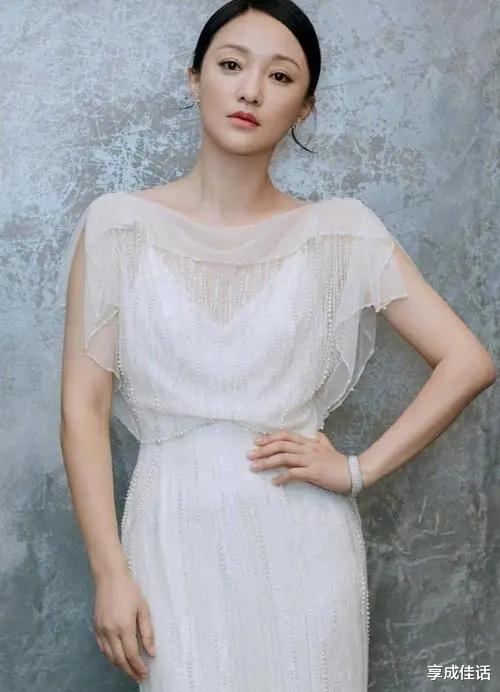 周迅|想看女星的舒适度如何，周迅一个姿势表达的很明确，拍照太接地气了