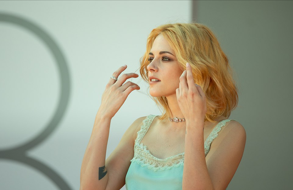 威尼斯|77岁爷爷和32岁女友亮相威尼斯！女友裸色睡衣风太好看，女神气质