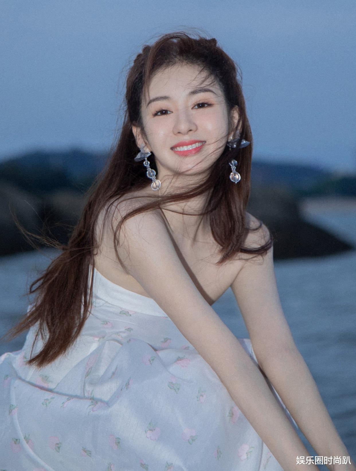 娱乐圈时尚趴|“乔晶晶”闺蜜晒萧瑟海边照，穿着白裙美若女神，笑容太治愈了！