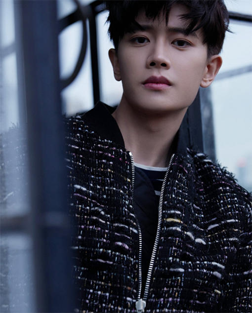 任嘉伦|任嘉伦天台氛围感照！谁能招架得住这迷人的笑容