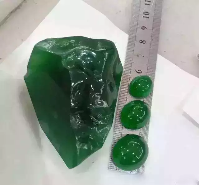 翡翠|土豪20万买下翡翠原石，开出极品帝王绿，价值飙升百万不是梦！