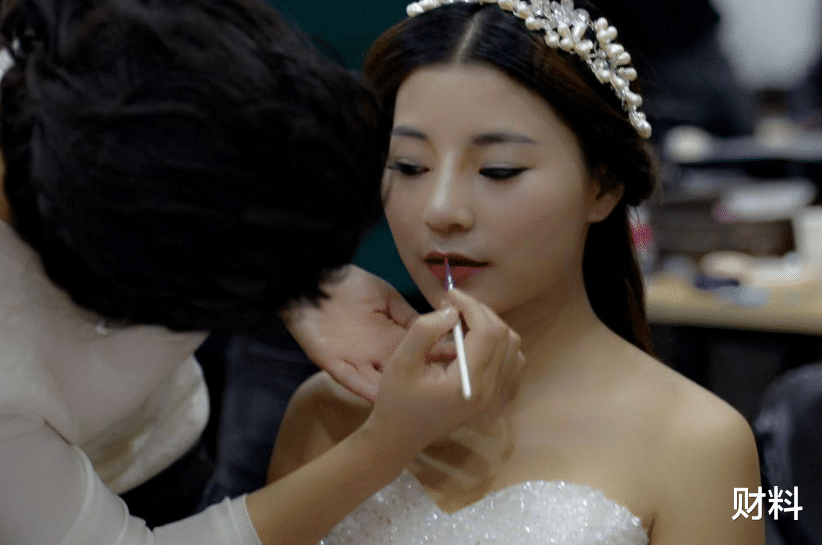 财料 中国光棍超3500万,专家提“荒谬”建议:一妻多夫,可行吗?