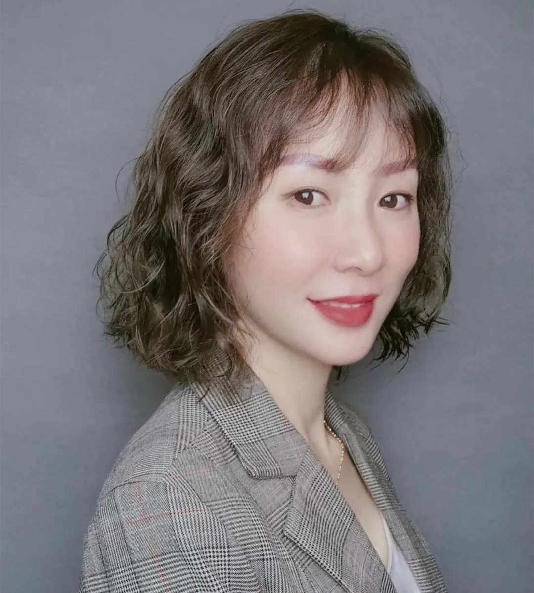烫发 女人过了50岁后别乱烫发！今年流行成熟复古风烫发，减龄又显气质