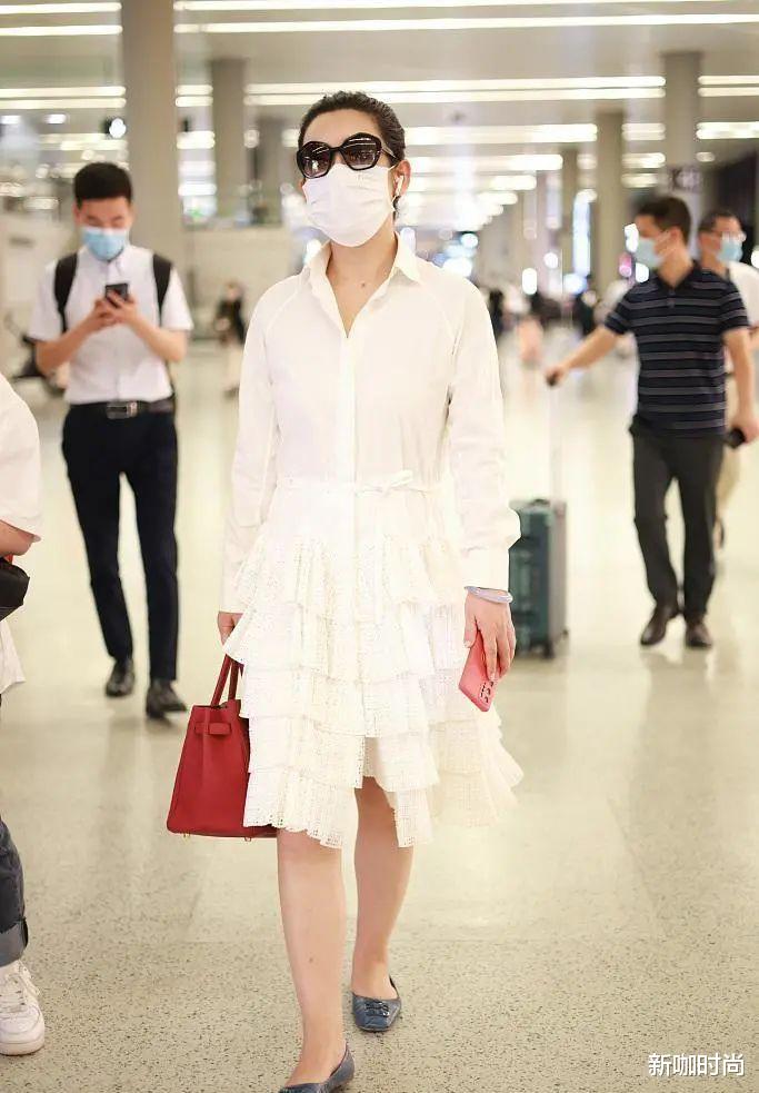 新咖时尚|中年女人不能穿蛋糕裙？学秦海璐这么搭配，优雅感和少女感并存！