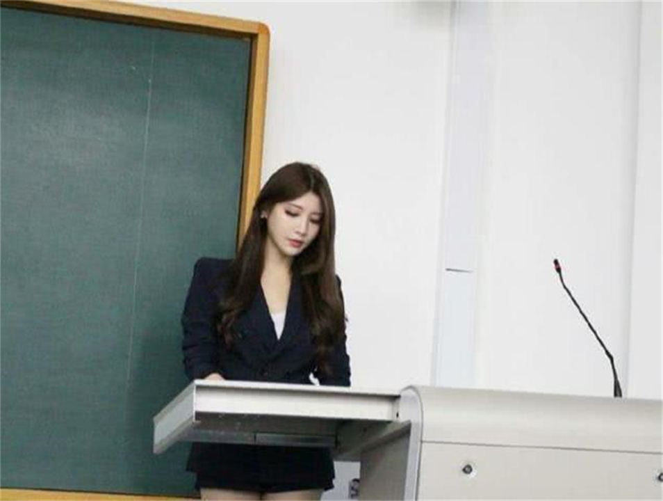 爸妈盒子|大学老师妆容精致，穿搭时尚导致学生无心上课，网友：讲台变T台