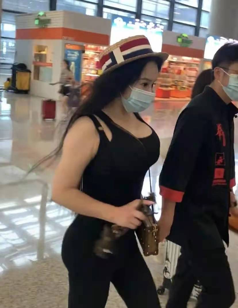 时尚风行派|邹市明夫妇现身！冉莹颖穿搭清凉露出内衣肩带，身材比卡戴珊还辣